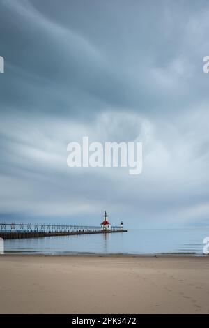 Sturmwolken nähern sich St. Joseph Leuchtturm und Strand. St. Joseph, Michigan, USA. Stockfoto