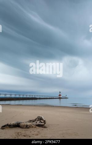 Sturmwolken nähern sich St. Joseph Leuchtturm und Strand. St. Joseph, Michigan, USA. Stockfoto