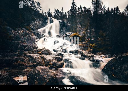 Der Wasserfall Elgafossen bei Vassbotten. Der Wasserfall bildet die Grenze zwischen Schweden und Norwegen Stockfoto