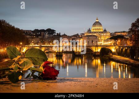 Blick von der Brücke Ponte Umberto I über die Engelsbrücke / Ponte Aelius / Ponte Sant'Angelo Brücke zum Vatikan und St. Petersdom am Abend Stockfoto