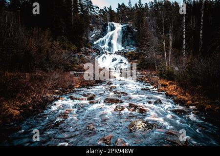 Der Wasserfall Elgafossen bei Vassbotten. Der Wasserfall bildet die Grenze zwischen Schweden und Norwegen Stockfoto