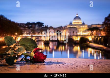 Blick von der Brücke Ponte Umberto I über die Engelsbrücke / Ponte Aelius / Ponte Sant'Angelo Brücke zum Vatikan und St. Petersdom am Abend Stockfoto