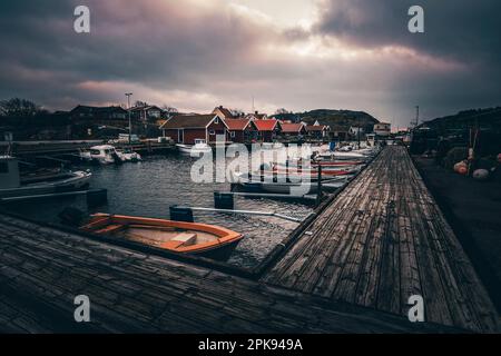 Typisch bunte schwedische Häuser. Lager und Hütten von Krabbenfischern am Meer, Hafen Stockfoto