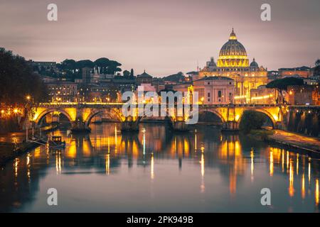 Blick von der Brücke Ponte Umberto I über die Engelsbrücke / Ponte Aelius / Ponte Sant'Angelo Brücke zum Vatikan und St. Petersdom am Abend Stockfoto