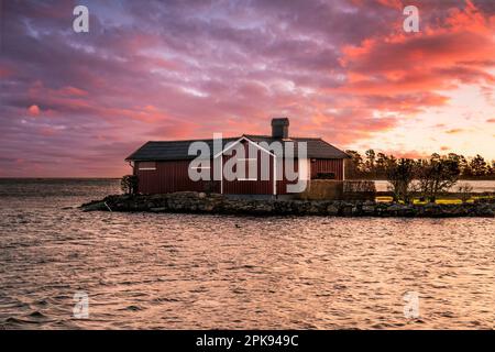 Kleine schwedische Hütten am Hafen und Wasser von Sunnana am Morgen Stockfoto