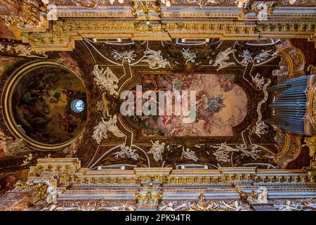 Die Decke der berühmten Kirche Santa Maria della Vittoria in Rom, Italien Stockfoto