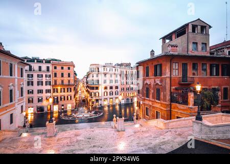 Spanische Treppe in Rom, Italien. Die berühmte barocke Treppe Scalinata di Trinità dei Monti am Morgen, verlassen. Stockfoto