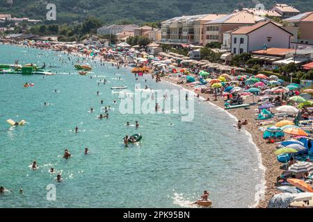 Der volle Sandstrand in der Hauptsaison am Place Baöka auf der Insel Krk in Kroatien. Stockfoto