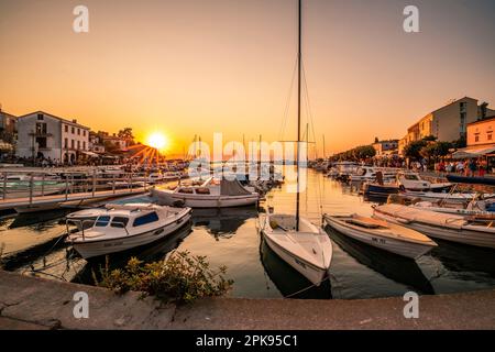 Sonnenuntergang über dem Hafen und der Altstadt von Krk auf der Urlaubsinsel Krk in Kroatien am Mittelmeer Stockfoto