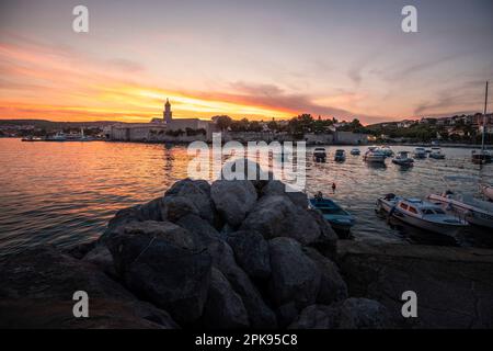 Sonnenuntergang über dem Hafen und der Altstadt von Krk auf der Urlaubsinsel Krk in Kroatien am Mittelmeer Stockfoto