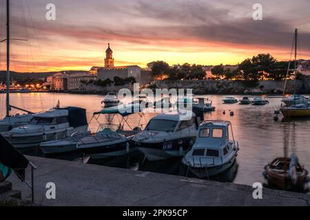 Sonnenuntergang über dem Hafen und der Altstadt von Krk auf der Urlaubsinsel Krk in Kroatien am Mittelmeer Stockfoto