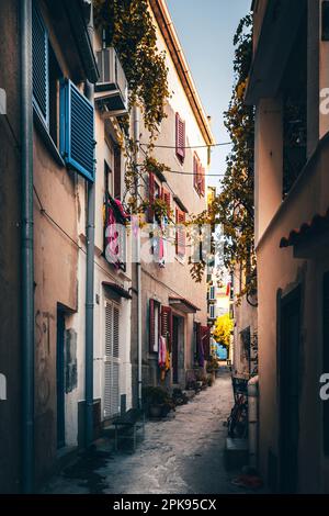 Altstadt von Baöka, in Kroatien, wunderschöne kleine enge Gassen mit großartigen alten Häusern und Fassaden. Krk-Insel in Kroatien Stockfoto