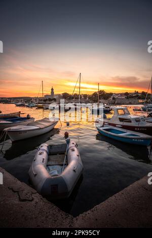 Sonnenuntergang über dem Hafen und der Altstadt von Krk auf der Urlaubsinsel Krk in Kroatien am Mittelmeer Stockfoto