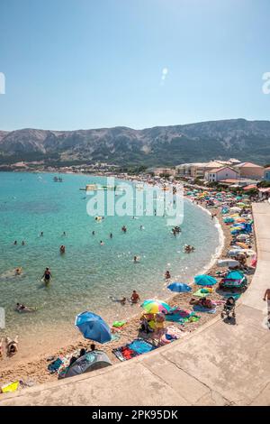 Der volle Sandstrand in der Hauptsaison am Place Baöka auf der Insel Krk in Kroatien. Stockfoto