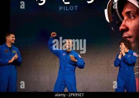 Der amerikanische Astronaut Artemis II Crew Member, Victor Glover, feiert mit einer Faustpumpe während der Zeremonie der Crew in Houston, USA, am 3. April Stockfoto