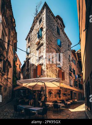 Enge Gassen und Gassen der Altstadt von Rovinj, Istrien, Kroatien, wunderschöne historische Häuser Stockfoto