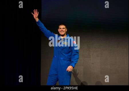 Der kanadische Astronaut Artemis II, Crewmitglied Jeremy Hansen, winkt während der Zeremonie der Besatzung in Houston, USA, am 3. April 2023. Stockfoto