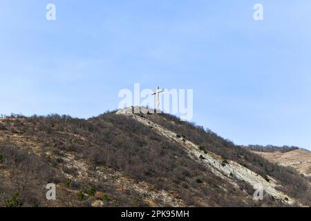 Gelendzhik, Krasnodar Region, Russland, orthodoxe Gottesverehrung Kreuzung auf dem Hügel der kaukasischen Berge mit Kapelle im Fundament. Tagsüber im Winter. Stockfoto