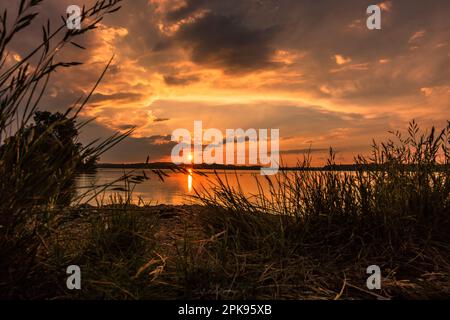 Blick über den Chiemsee in Bayern in der Nähe von München, wunderschöne Landschaft über dem See bei Sonnenuntergang Stockfoto