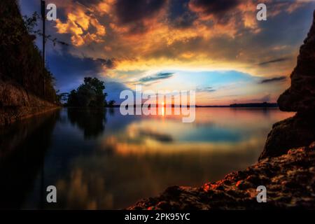 Blick über den Chiemsee in Bayern in der Nähe von München, wunderschöne Landschaft über dem See bei Sonnenuntergang Stockfoto