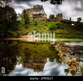 Schloss Eltz tagsüber, berühmtes deutsches Schloss ab 500 DM Bill, Schloss in Wierschem, Rheinland-Pfalz, Deutschland Stockfoto