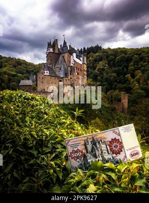 Schloss Eltz tagsüber, berühmtes deutsches Schloss ab 500 DM Bill, Schloss in Wierschem, Rheinland-Pfalz, Deutschland Stockfoto