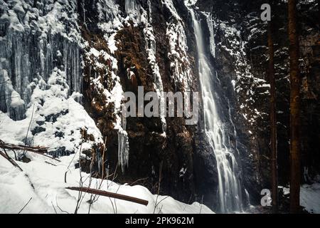 Der Burgbach-Wasserfall in Bad Rippoldsau-Schapbach, Schwarzwald, wunderschöne Winterlandschaft mit Schnee und Eis Stockfoto