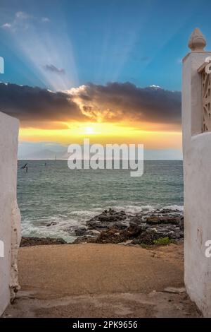 Sonnenuntergang am Playa Vista Lobos, lange Exposition am Meer, Lava-Strand Corralejo, Kanarische Inseln, Spanien Stockfoto