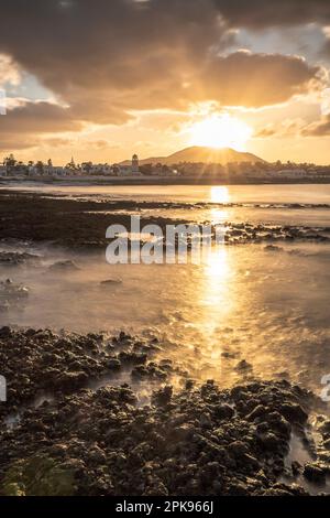 Sonnenuntergang am Playa Vista Lobos, lange Exposition am Meer, Lava-Strand Corralejo, Kanarische Inseln, Spanien Stockfoto