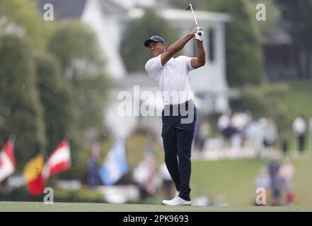 Augusta, Usa. 06. April 2023. Tiger Woods trifft seinen Annäherungsschuss zum ersten Loch in der ersten Runde des Masters Tournament im Augusta National Golf Club in Augusta, Georgia, am Donnerstag, den 6. April 2023. Foto: John Angelillo/UPI Credit: UPI/Alamy Live News Stockfoto