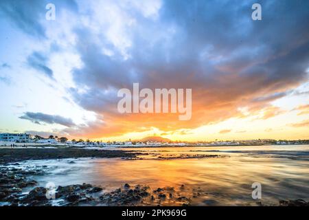 Sonnenuntergang am Playa Vista Lobos, lange Exposition am Meer, Lava-Strand Corralejo, Kanarische Inseln, Spanien Stockfoto