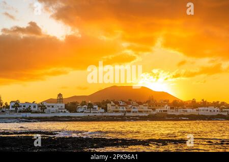 Sonnenuntergang am Playa Vista Lobos, lange Exposition am Meer, Lava-Strand Corralejo, Kanarische Inseln, Spanien Stockfoto