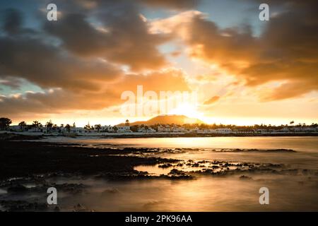 Sonnenuntergang am Playa Vista Lobos, lange Exposition am Meer, Lava-Strand Corralejo, Kanarische Inseln, Spanien Stockfoto