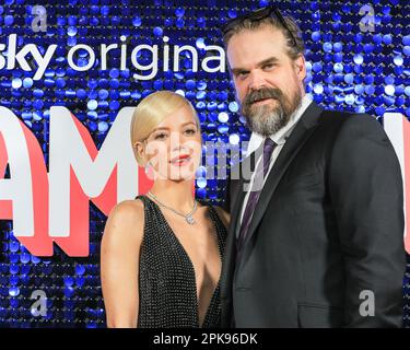 Lily Allen, Sängerin und Schauspielerin, und Ehemann-Schauspieler David Harbour, auf der Dreamland Premiere, aus nächster Nähe, in Abendkleidung, London, Großbritannien Stockfoto