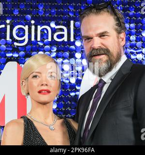 Lily Allen, Sängerin und Schauspielerin, und Ehemann-Schauspieler David Harbour, auf der Dreamland Premiere, aus nächster Nähe, in Abendkleidung, London, Großbritannien Stockfoto