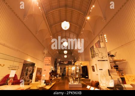 England, East Sussex, Brighton, Brighton Museum, die Art and Design Gallery des 20. Jahrhunderts, Innenansicht Stockfoto