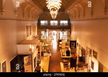 England, East Sussex, Brighton, Brighton Museum, die Art and Design Gallery des 20. Jahrhunderts, Innenansicht Stockfoto