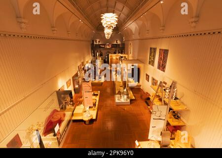 England, East Sussex, Brighton, Brighton Museum, die Art and Design Gallery des 20. Jahrhunderts, Innenansicht Stockfoto