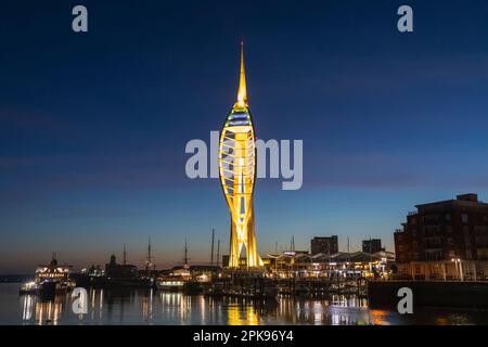 England, Hampshire, Portsmouth, Portsmouth Harbour, Spinnaker Tower bei Nacht Stockfoto