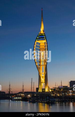 England, Hampshire, Portsmouth, Portsmouth Harbour, Spinnaker Tower bei Nacht Stockfoto