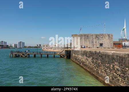 England, Hampshire, Portsmouth, Old Portsmouth, Battery Wall und The Round Tower Stockfoto