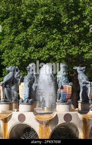 England, Hampshire, Portsmouth, Commercial Road, Cascades Fountain Stockfoto