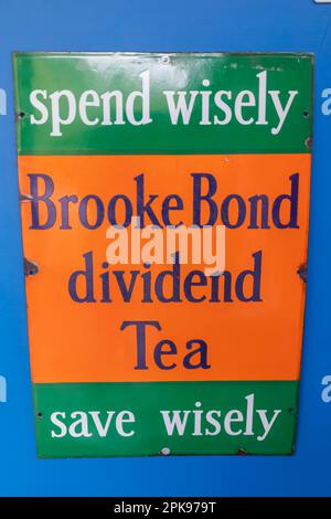 England, Hampshire, Basingstoke, Milestones Living History Museum, Ausstellung des Vintage Brooke Bond Tea Advertising Sign Stockfoto