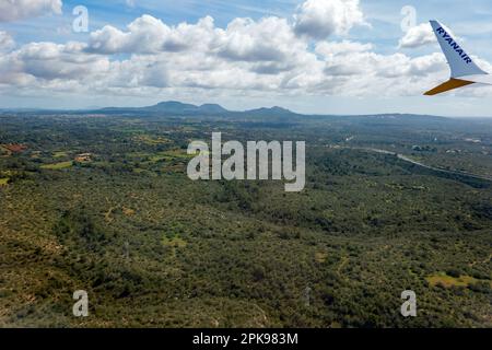 Sencelles, Mallorca, Balearen, Spanien - 28. März 2023. Blick auf die Sencelles durch das Fenster eines Ryanair-Flugzeugs Stockfoto