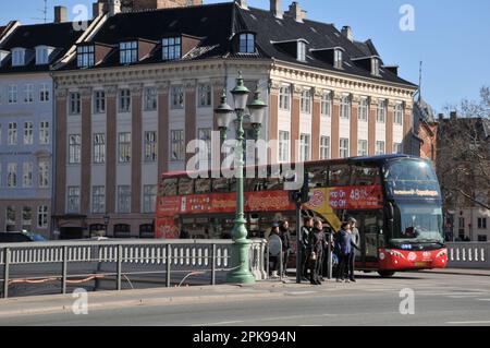 Kopenhagen /Dänemark/06. April 23/ Hojbro Bridge mit anderen Worten: Hojbro Bridge Link over Canal Hojbro plads to Christiansborg Slots plads in danish Capital. (Foto: Francis Joseph Dean/Dean Pictures) Stockfoto