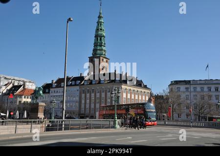 Kopenhagen /Dänemark/06. April 23/ Hojbro Bridge mit anderen Worten: Hojbro Bridge Link over Canal Hojbro plads to Christiansborg Slots plads in danish Capital. (Foto: Francis Joseph Dean/Dean Pictures) Stockfoto