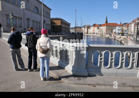 Kopenhagen /Dänemark/06. April 23/ Hojbro Bridge mit anderen Worten: Hojbro Bridge Link over Canal Hojbro plads to Christiansborg Slots plads in danish Capital. (Foto: Francis Joseph Dean/Dean Pictures) Stockfoto