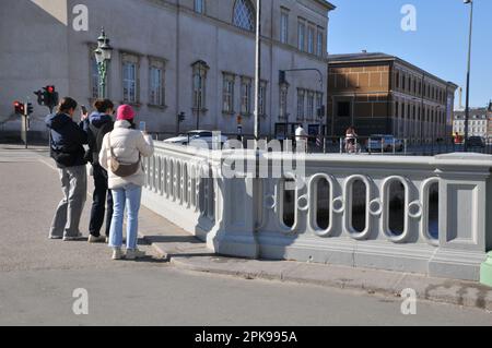 Kopenhagen /Dänemark/06. April 23/ Hojbro Bridge mit anderen Worten: Hojbro Bridge Link over Canal Hojbro plads to Christiansborg Slots plads in danish Capital. (Foto: Francis Joseph Dean/Dean Pictures) Stockfoto