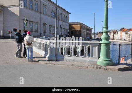 Kopenhagen /Dänemark/06. April 23/ Hojbro Bridge mit anderen Worten: Hojbro Bridge Link over Canal Hojbro plads to Christiansborg Slots plads in danish Capital. (Foto: Francis Joseph Dean/Dean Pictures) Stockfoto