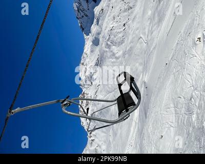 Doppelter Sessellift im Skigebiet Kappl, Winterlandschaft, Skipisten, blauer Himmel, Sonne, Berge, Natur, Aktivität, Ischgl, Paznauntal, Kappl, Österreich Stockfoto